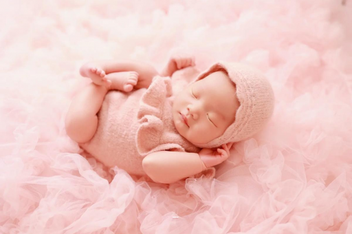 绵阳宝宝吃手是饿了吗